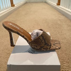 Ocho toros Snakeskin Mules, size 10